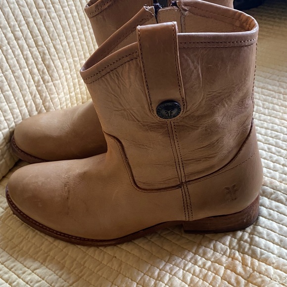 Frye Melissa Button Short leather boots in a light tan size 7 new - Picture 4 of 7